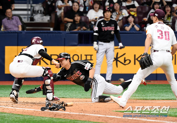 'Why did you stop in front of the home?' Park Hae-min's ridiculous home-out → Song Sung-moon tie- Choi Joo-hwan's come-from-behind hit. Kiwoom in last place also came from behind to win 4-2 against LG in second place. 6 wins and 3 losses