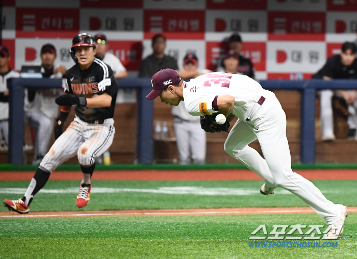 'Why did you stop in front of the home?' Park Hae-min's ridiculous home-out → Song Sung-moon tie- Choi Joo-hwan's come-from-behind hit. Kiwoom in last place also came from behind to win 4-2 against LG in second place. 6 wins and 3 losses