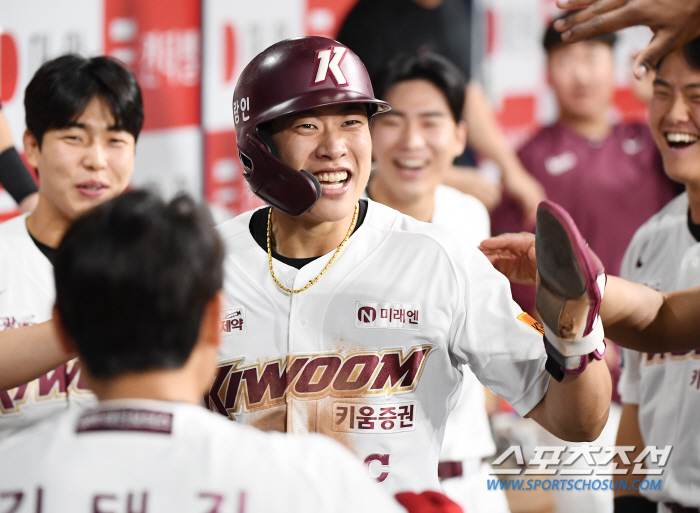 'Why did you stop in front of the home?' Park Hae-min's ridiculous home-out → Song Sung-moon tie- Choi Joo-hwan's come-from-behind hit. Kiwoom in last place also came from behind to win 4-2 against LG in second place. 6 wins and 3 losses