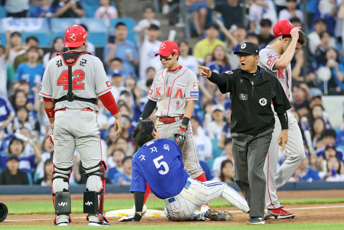 'Why on earth...' Seo Geon-chang was also surprised. Why did Kim Do-young throw the ball to first base? 