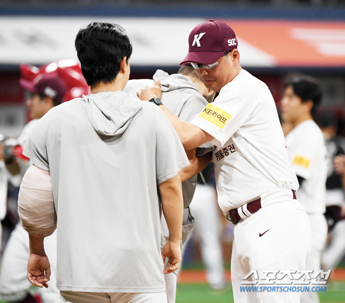 '6 in a row against the first and second place...' Ten-Winning Pitcher Huggie'Congratulations on 10 Perfect Pitching'