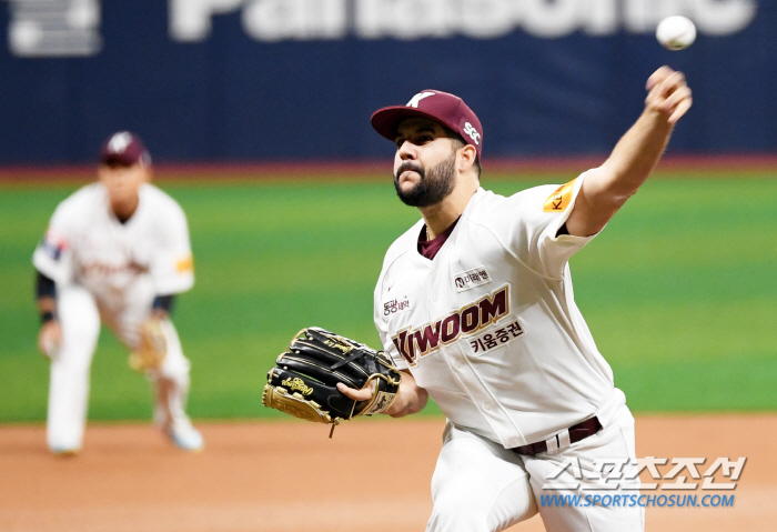 '6 in a row against the first and second place...' Ten-Winning Pitcher Huggie'Congratulations on 10 Perfect Pitching'