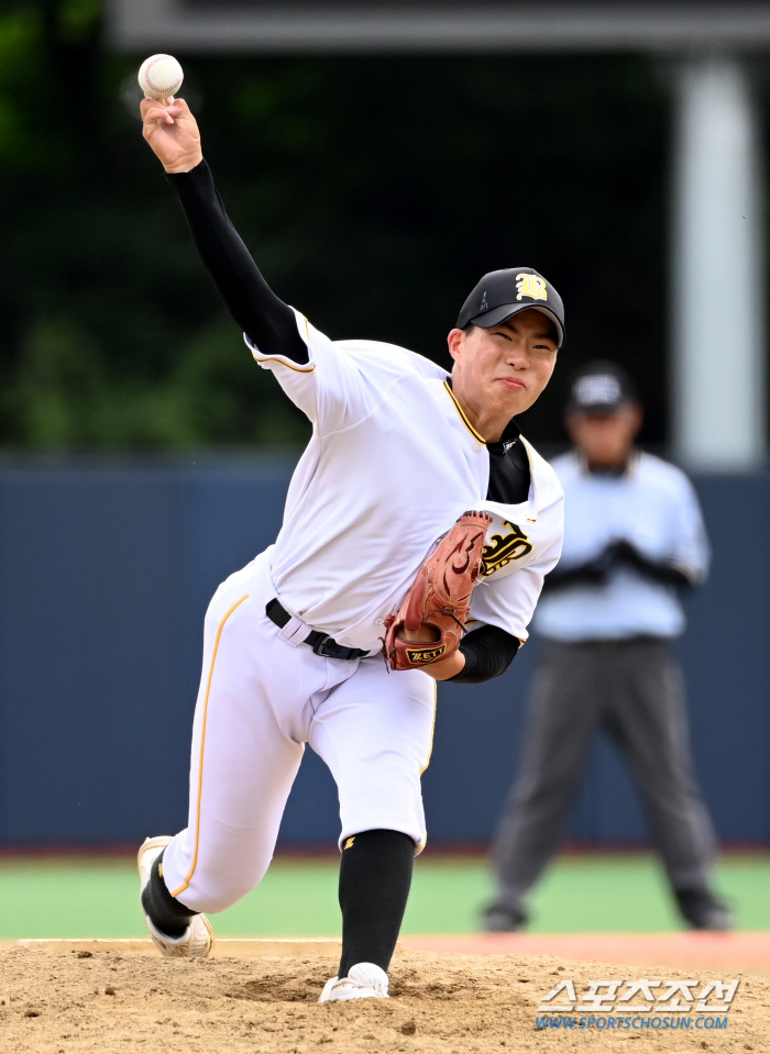 A boy who had been picking up a ball in Jamsil took the mound of Cheongryonggi a year later. Kim Jiyoon of Bucheon High School threw her dream without losing a point