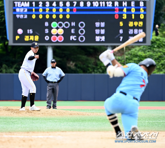 A boy who had been picking up a ball in Jamsil took the mound of Cheongryonggi a year later. Kim Jiyoon of Bucheon High School threw her dream without losing a point