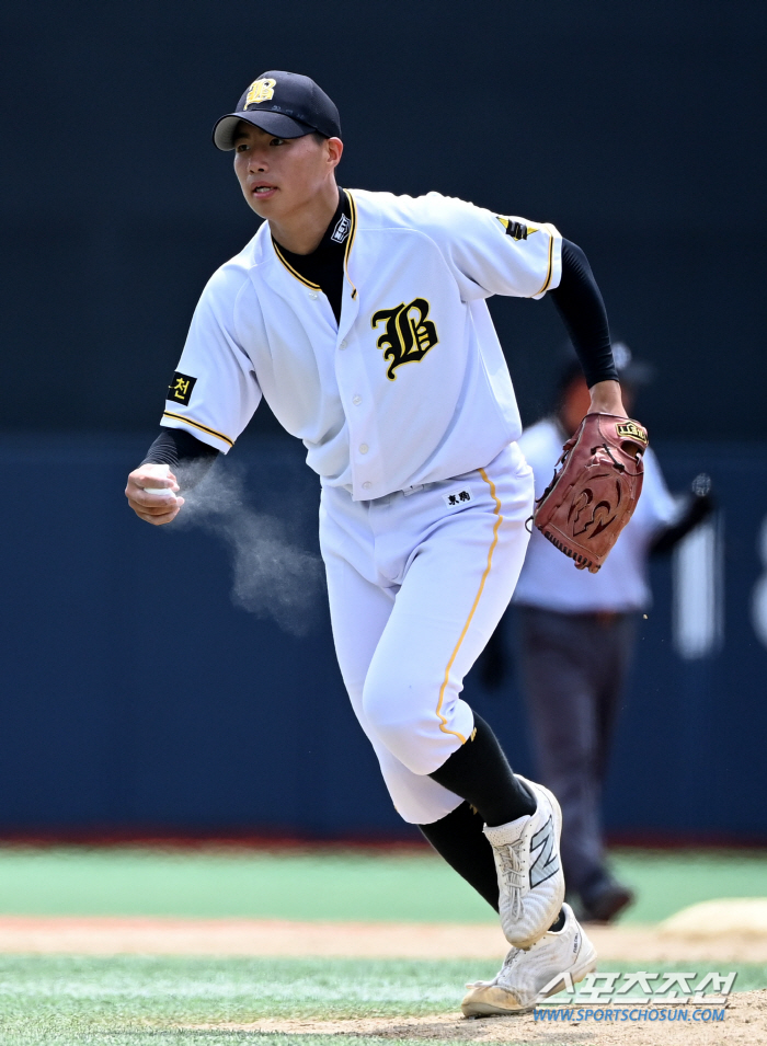 A boy who had been picking up a ball in Jamsil took the mound of Cheongryonggi a year later. Kim Jiyoon of Bucheon High School threw her dream without losing a point