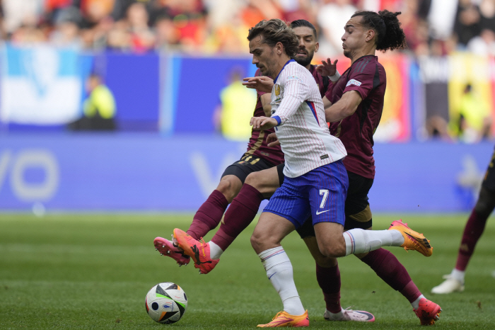 'Are you bored? Yeah, that's it!' He said he was a favorite, but he was criticized by France, and the ace admitted, 'But he went to the quarterfinals.'