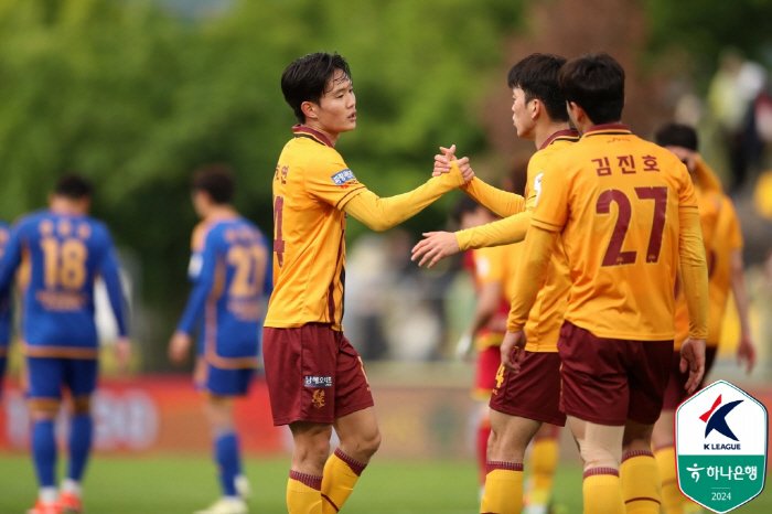 Hot guy → Rumor of a storm transfer, Gwangju Jung Ho-yeon 'No transfer to other teams in the K League, I don't want to go to a team that competes with us.'