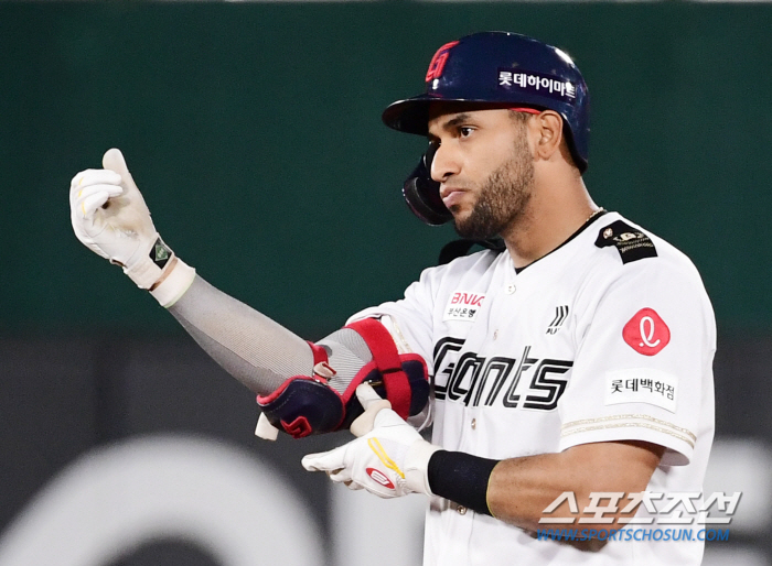 Is manager Kim Tae-hyung the MVP of Lotte in the first half? The head coach thought differently 'There's a player I'm thankful for' 