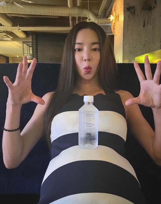 Kim Yun-ji, a full-term pregnant woman who gained 12kg, 'Gorgeous talent'D-line 'Water bottle'