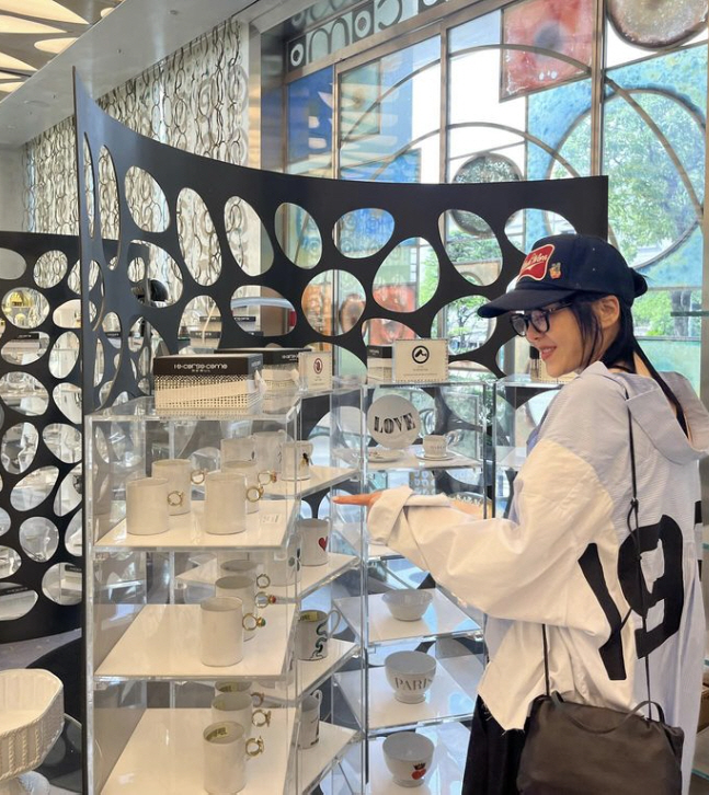 Ko Hyun-jung's goofy smile after shopping is hip and pretty