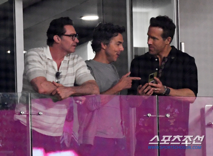  Hugh Jackman-Shaun Levy Manager-Ryan Reynolds'Korean Baseball Fun'