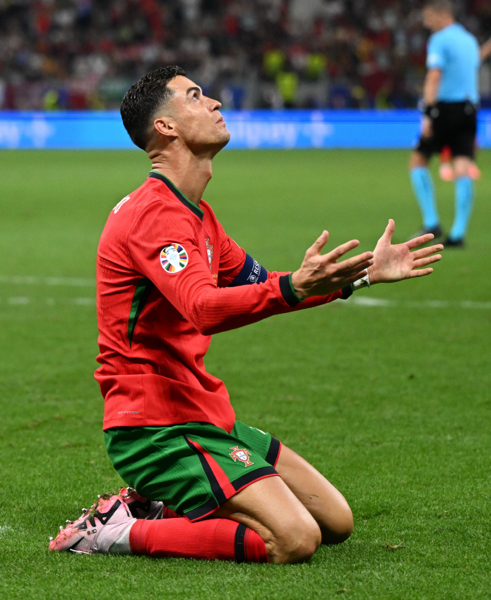 Portugal, what are you doing! Don't let Ronaldo kick a free kick again... 1.7% worst success rate, just one goal in a major tournament