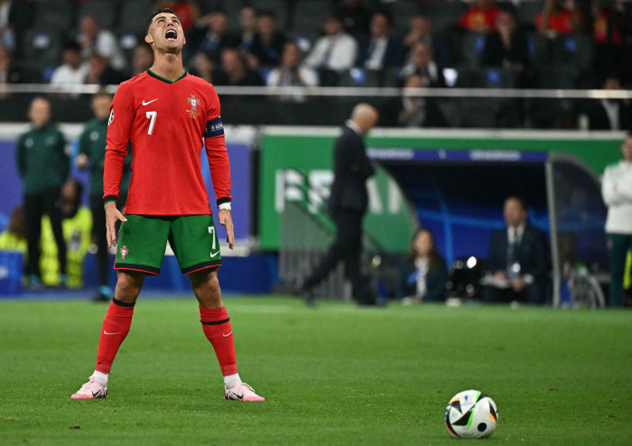 Portugal, what are you doing! Don't let Ronaldo kick a free kick again... 1.7% worst success rate, just one goal in a major tournament