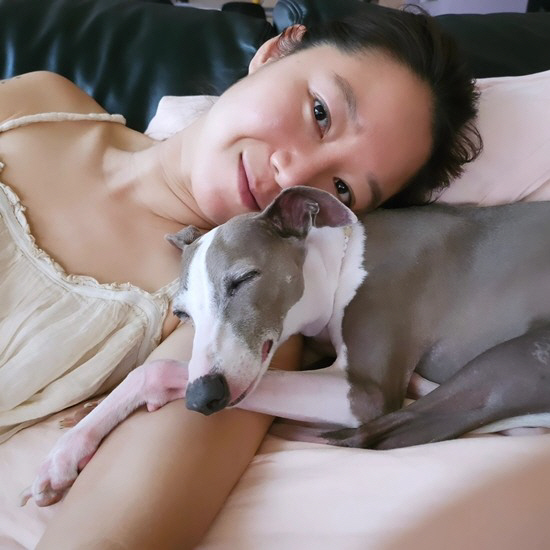  On the bed with his dog 'Click' Gong Hyojin, your bare face is pretty, too