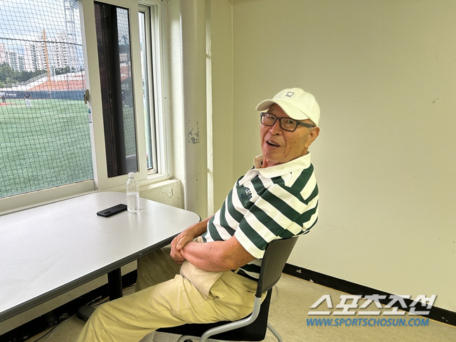 The reason why the legendary master visits the ballpark even after 60 years of graduation 