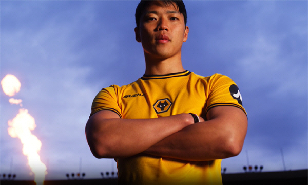 The Wolverhampton sign!' Hwang Hee-chan, who is running again, appears as a uniform model for the new season'center emblem'