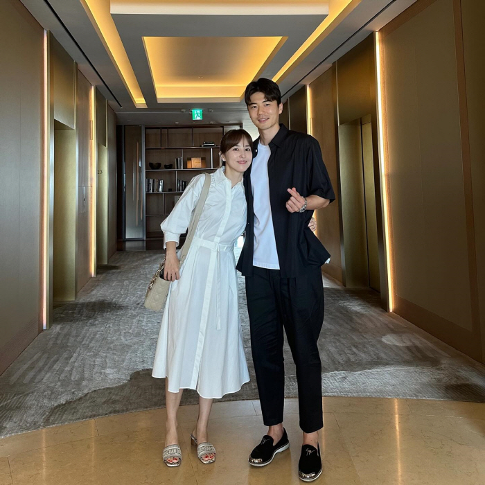 They were going to go together, but'Ki Sung-yong ♥ Han Hye-jin's 11th wedding anniversary congratulations'My daughter noticed.'