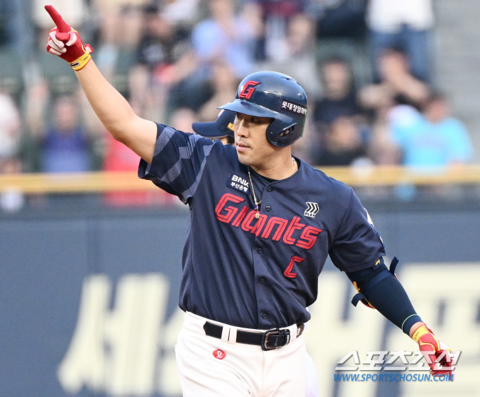 Yang Eui-ji's chase gun → Yang Seok-hwan's come-from-behind bases loaded → Yang Eui-ji's wedge bases! The value of Lee Seung-yeop proved in front of Kim Tae-hyung'15 pitchers'Dusan stops Lotte from winning 5 consecutive games 