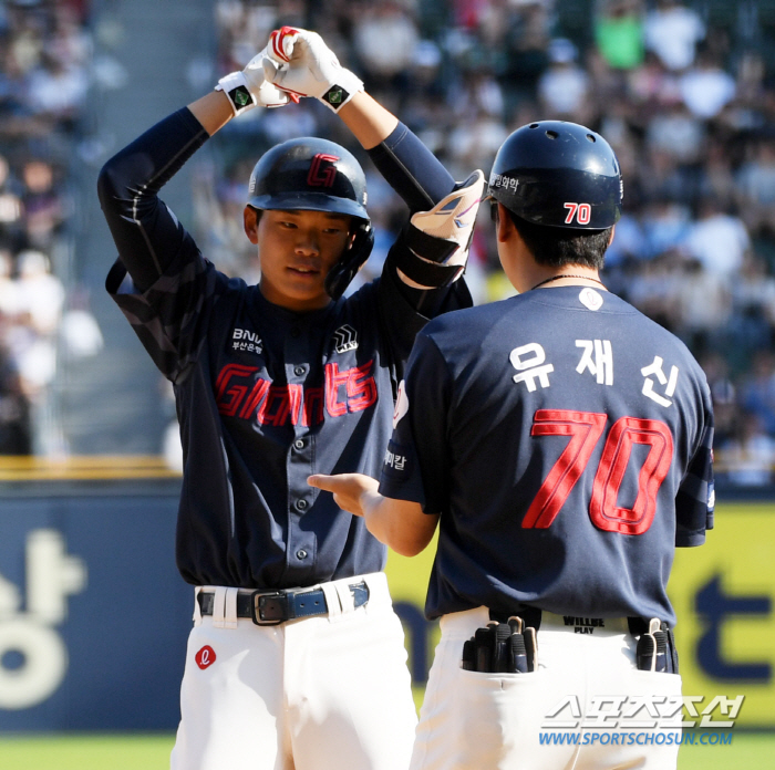 ''Your eyes are outstanding' completed infield rebuilding in the first half of the year! Coach Kim Tae-hyung still has 'Hidden Card' 