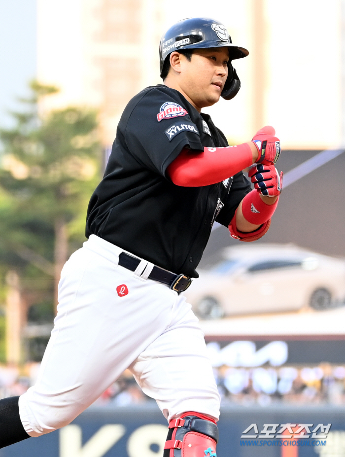 '8 billion catcher'Yoo Kang-nam is difficult to join early in the second half. Lotte's home command tower is also growing in anxiety. 'Sighing' 