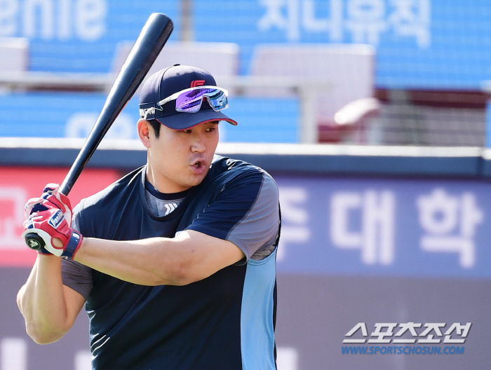 '8 billion catcher'Yoo Kang-nam is difficult to join early in the second half. Lotte's home command tower is also growing in anxiety. 'Sighing' 