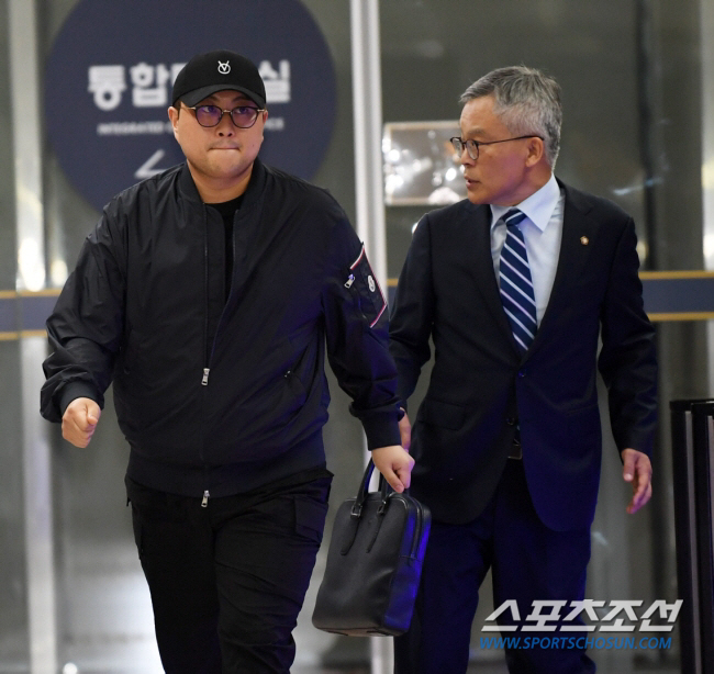 Defense attorney Kim Ho-joong abruptly resigned from his position, but still 'Hohwagwan' 