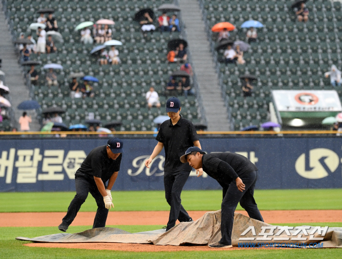 Jamsil Kwak-Bin and Wilkerson, who suddenly poured down heavy rain, stopped the game in the top of the third inning → continued in 7 minutes 