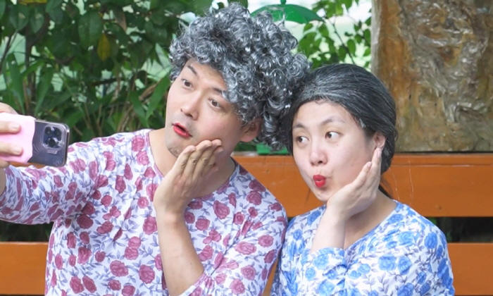 Jeon Hyunmoo x Park Narae. I took off my topa gender-bending backwater ('I'm alone')