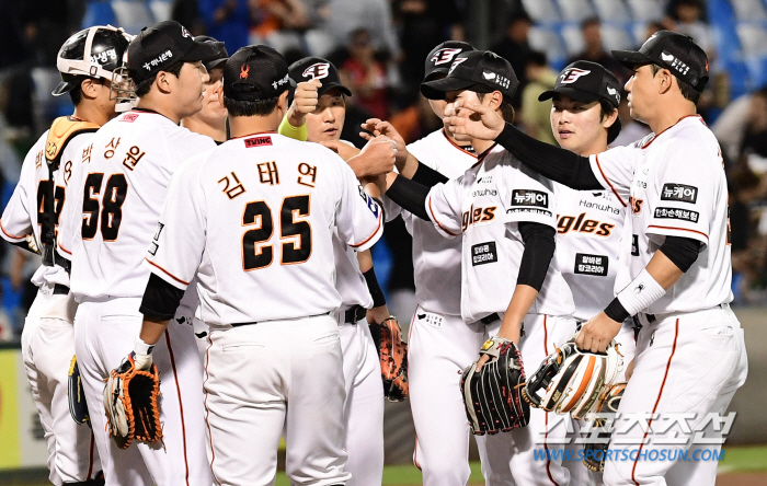 'Let's liquidate the sweep relationship'14-hit Hanwha and KT to escape for the third consecutive loss...The beauty of the first half of the year