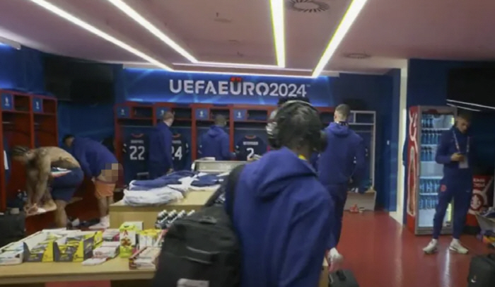 'Live hip to the world'→National team locker room'Opening'...Public broadcaster BBC's Big Mistake, Fans Are Surprised