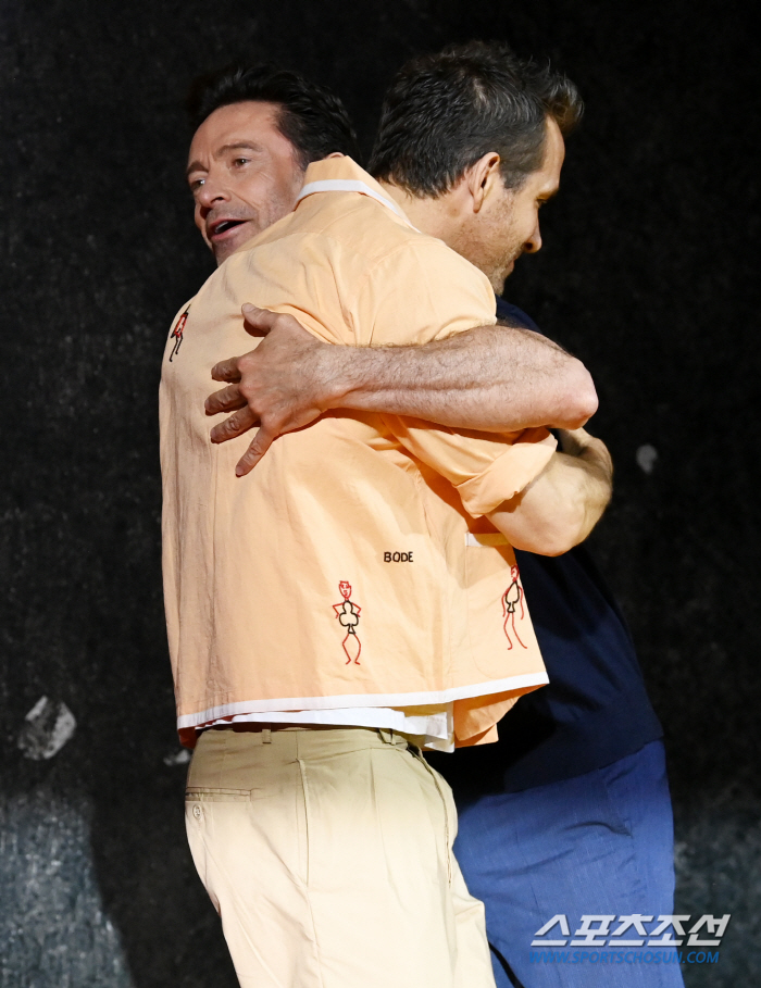  Hugh Jackman hugs Ryan Reynolds