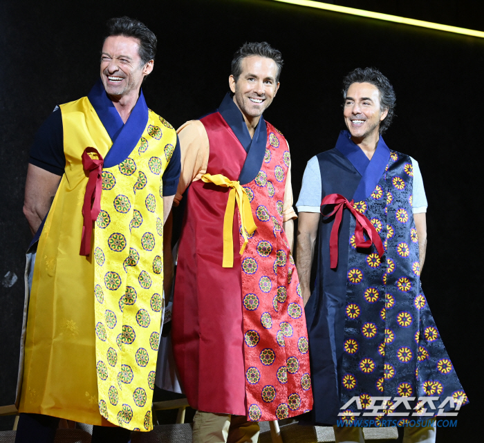  Hugh Jackman-Ryan Reynolds-Director Sean Levy got a Hanbok gift