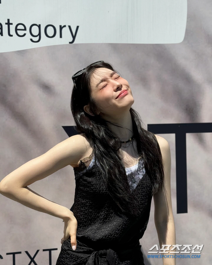  Kim Yu-na, frowned by the hot sun, grabs the wheel of an open car and 's smile'