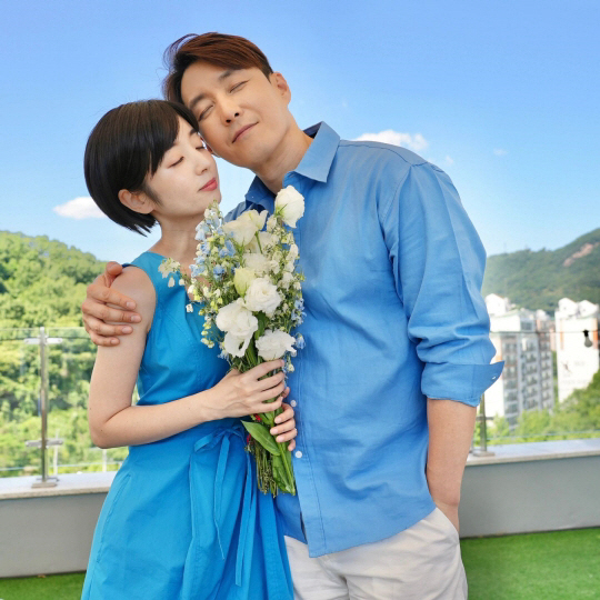 Shim Hyungtak celebrates his 1st wedding anniversary...♥ Invite a surprise guest who looks like Saya