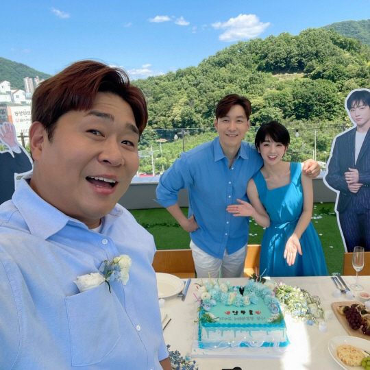 Shim Hyungtak celebrates his 1st wedding anniversary...♥ Invite a surprise guest who looks like Saya