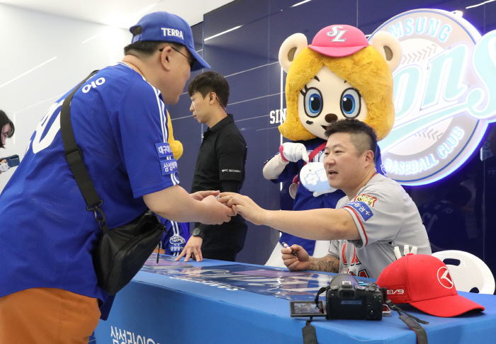 The 41-year-old solver volunteered to attend the away team's mini signing event...This is the true quality of a veteran