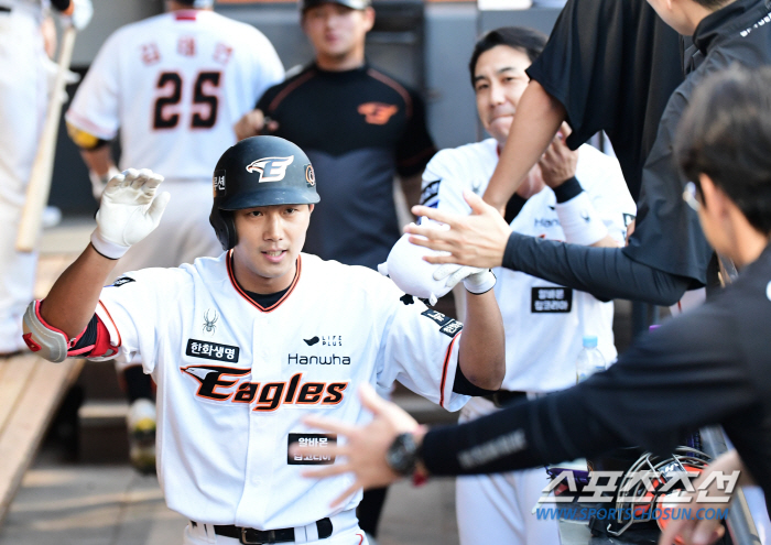 Those who hit and run were also absurd. The rare bunting three-run shot 'I was so happy that I wanted to do a ceremony' 