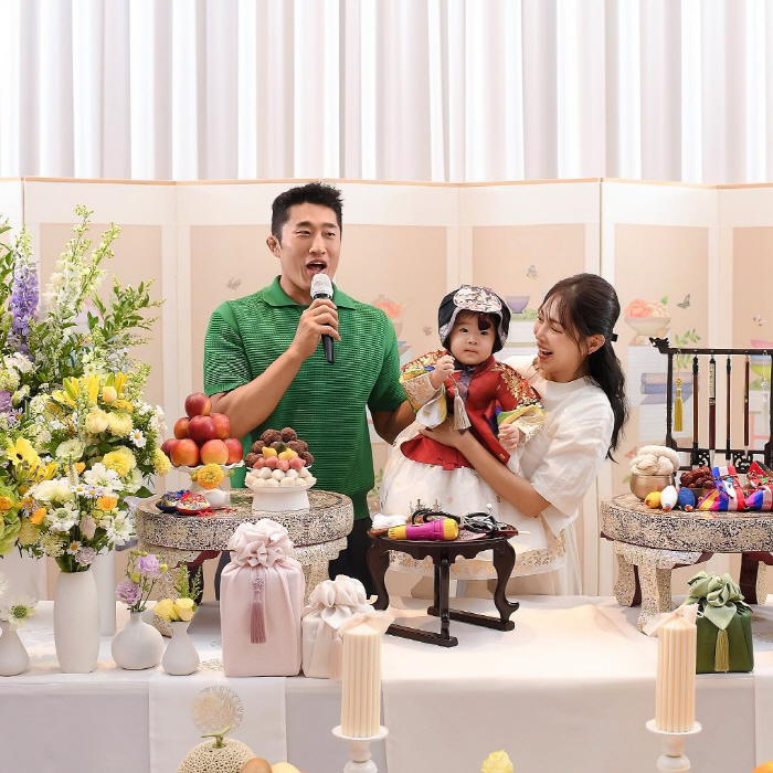 Three brothers and sisters 父' Kim Dong-hyun's youngest daughter's first birthday party'Making memories in the best place'