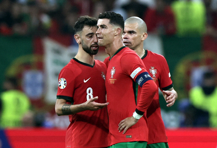 'Why is CR7 the dedicated kicker?' Portugal 'Ronaldo's unwritten rule' lashed out. 英 Media 'Set piece master B Fernandez is such a waste'