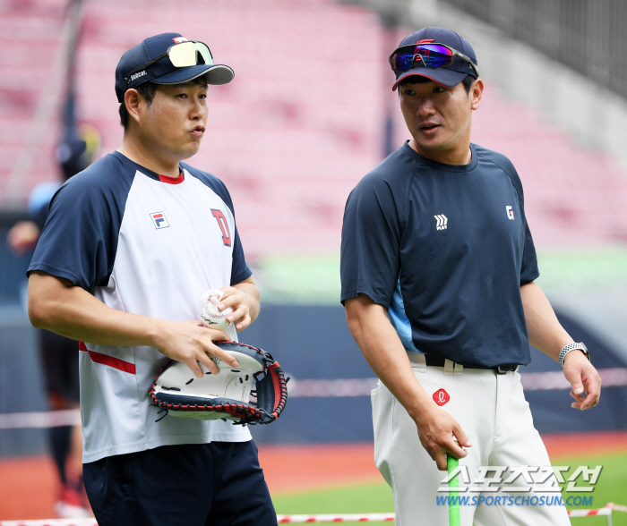 Yang Eui-ji hit the bases loaded and visited Lotte's dugout the next day to get Yoon Dong-hee's autograph