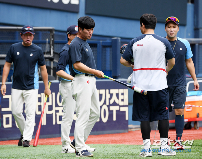 Yang Eui-ji hit the bases loaded and visited Lotte's dugout the next day to get Yoon Dong-hee's autograph