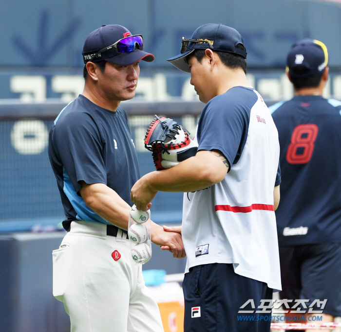 Yang Eui-ji hit the bases loaded and visited Lotte's dugout the next day to get Yoon Dong-hee's autograph