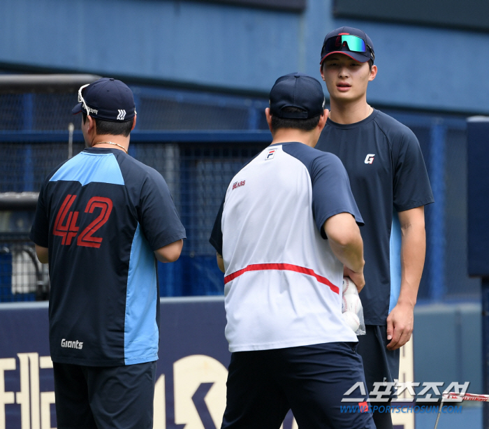 Yang Eui-ji hit the bases loaded and visited Lotte's dugout the next day to get Yoon Dong-hee's autograph