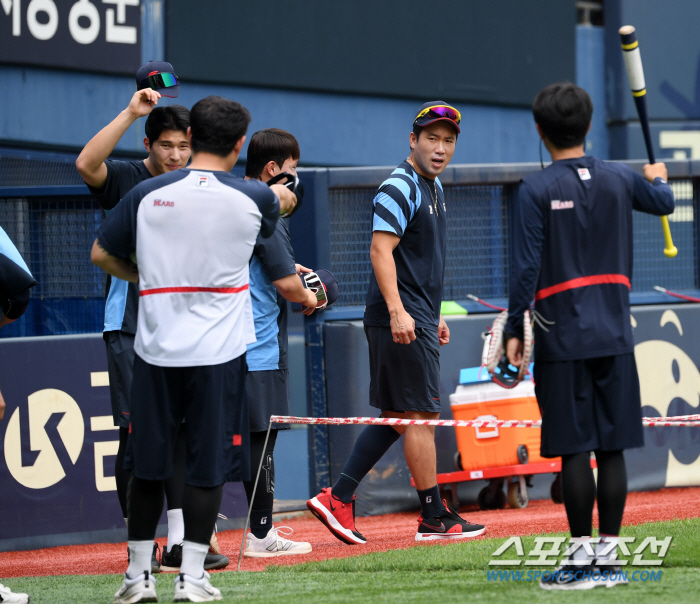 Yang Eui-ji hit the bases loaded and visited Lotte's dugout the next day to get Yoon Dong-hee's autograph