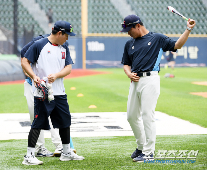 Yang Eui-ji hit the bases loaded and visited Lotte's dugout the next day to get Yoon Dong-hee's autograph