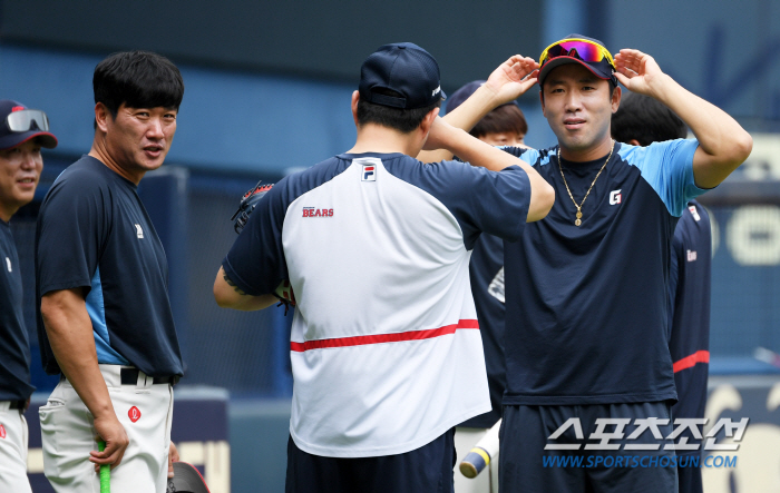 Yang Eui-ji hit the bases loaded and visited Lotte's dugout the next day to get Yoon Dong-hee's autograph