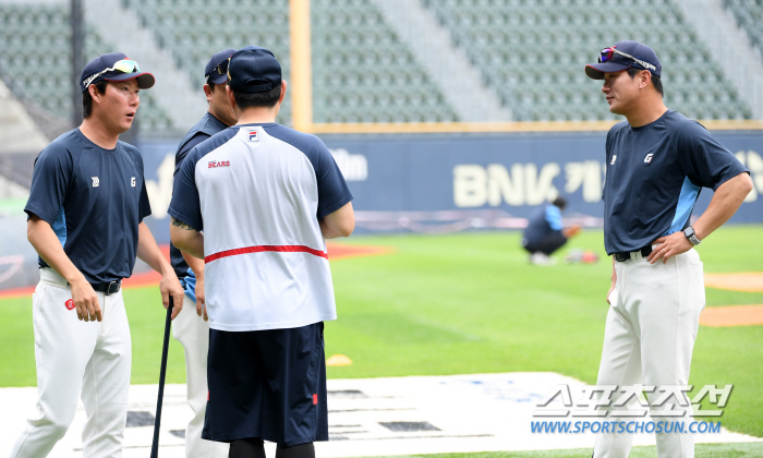 Yang Eui-ji hit the bases loaded and visited Lotte's dugout the next day to get Yoon Dong-hee's autograph