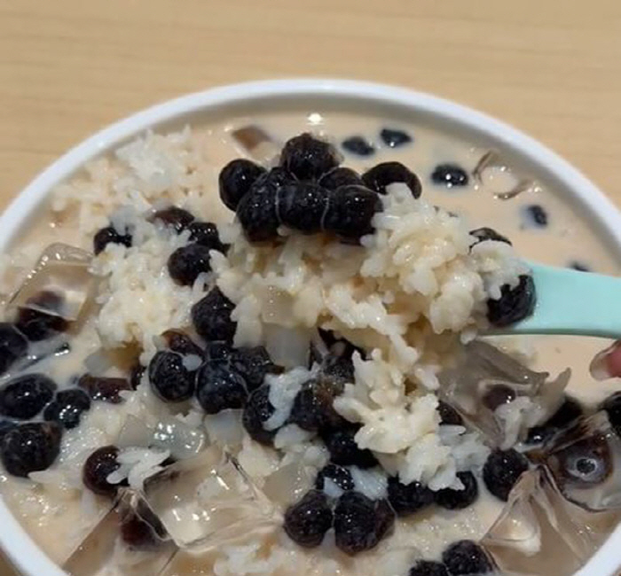 中, Mixing rice with bubble tea is a trend. 'Feeling like I'm going to gain weight'