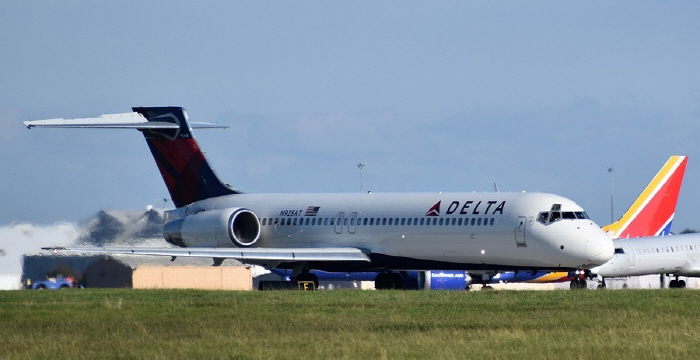 In-flight food poisoning accident U.S. Delta Air Lines offers pasta only