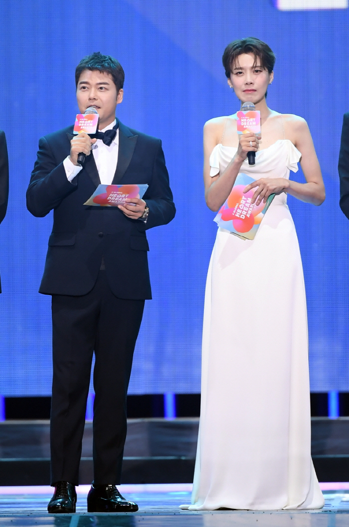 Jeon Hyun-moo and Jang Do-yeon, the MC of the '2024 K World Dream Awards,' have been confirmed for 2 consecutive years